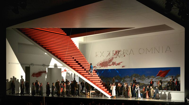 Aprire le tende rosse con sfondo opera o teatro