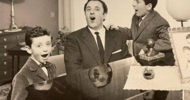 Carlo-Bergonzi-con-i-figli-Maurizio-e-Marco-nella-loro-casa-di-Milano