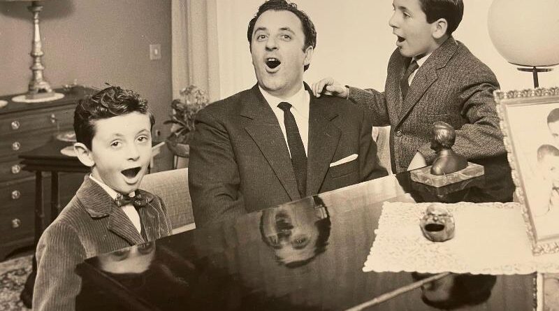 Carlo-Bergonzi-con-i-figli-Maurizio-e-Marco-nella-loro-casa-di-Milano